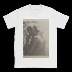 En t-shirt från Taylor Swifts merch-affär som är använd 1 gång. Heter 'i knew you t-shirt' och köptes i juli 2020 när folklore släpptes. Perfekt att ha på hennes kommande konsert! Köparen betalar för frakten eller så möts vi upp i Stockholm! 