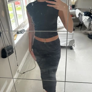 Set - Mörkgrått set ifrån gina som är väldigt fint. 