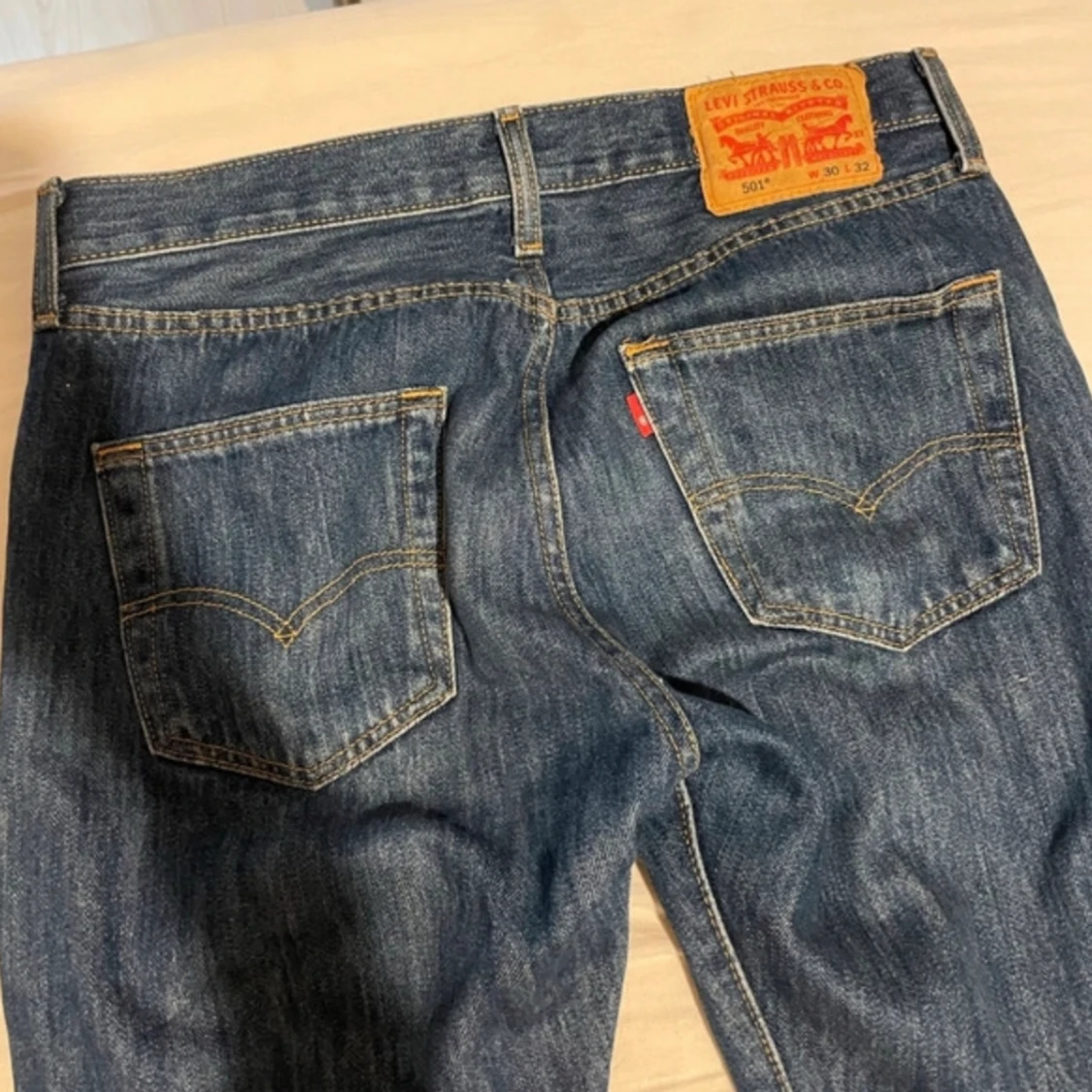 Mörkblå levisjeans  - 90