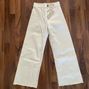 Vita jeans från Stradivarius - Fina jeans i en flaremodell med medelhög/hög midja nästan helt ny, använda max 2 gånger, utan fläckar