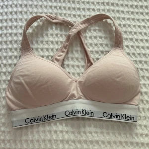 Ljusrosa Calvin Klein bh  - Använd fåtal gånger. Storlek S