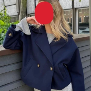 Kappa- marinblå missäy  - Säljer nu min fina marinblåa kappa ifrån missäy. Den köptes för 2 månader sen. Är inte förstörd på något sätt. Storlek m/ s men passar typ alla.💗 skriv om ni har några frågor. Möts i Göteborg eller fraktar( ni står själva för frakten i såfall🙌🏼🫶🏼 