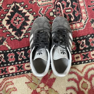 Adidas Gazelle - Super fina grå Adidas gazelle, men väldigt använda🩷