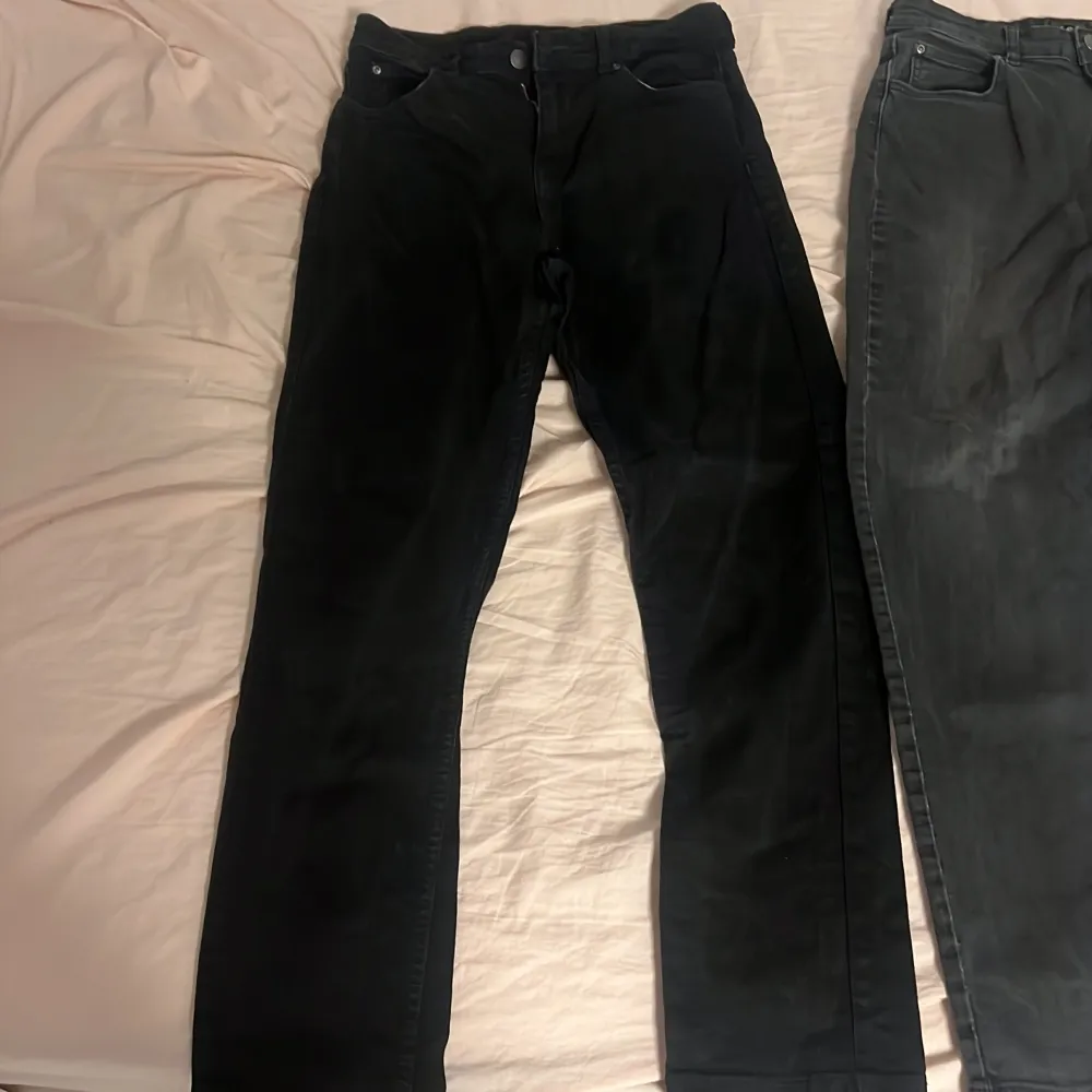 Säljer dessa två lee jeans, första paret är ett par svarta och passar 14-15 åringar och är slim fit org pris 700kr, andra paret är ett par grå/svarta jeans och passar 14-15 åringar och är också slim fit org pris 700kr. Kontakta för mer bilder. Jeans & Byxor.
