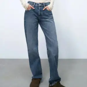 Säljer dessa mid rise jeans från zara då dom ej passar mig längre❣️dom är i bra skick, kan skicka bild vid intresse💕💕