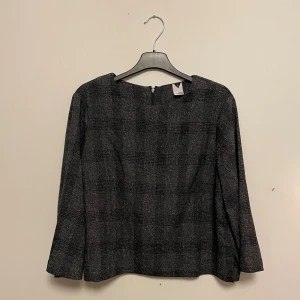 Grå-rutig blus - Runt men lite ”grövre” material, så skön att ha på sig!