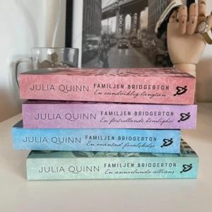 Bridgerton serien! 🤍 - De fyra första böckerna i Bridgerton serien av Julia Quinn på svenska. Format: pocket. Böckerna är olästa, alltså som nya! 💕🫶🏼