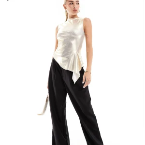  Glansig topp - Snygg sommar topp, som jag tyvär inte kan använda då jag beställde i fel storlek. Är en S/M och råka beställa i XS. ( så den är aldrig använd, endast testad)   Ordinarie pris: 319