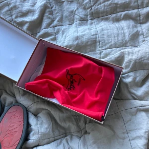 Christian Louboutins - Sköna skor, passar till typ allt. Perfekt nu till balen för alla nior. Priset kan diskuteras vid snabb affär. Tvättar dem självklart åt köparen om det så begäras👆🏽