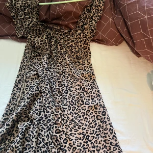 Klänning - En sommarklänning i leopard mönster