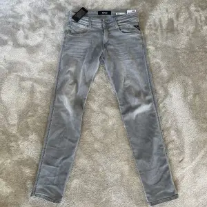 Splitternya Replay jeans i modellen anbass!