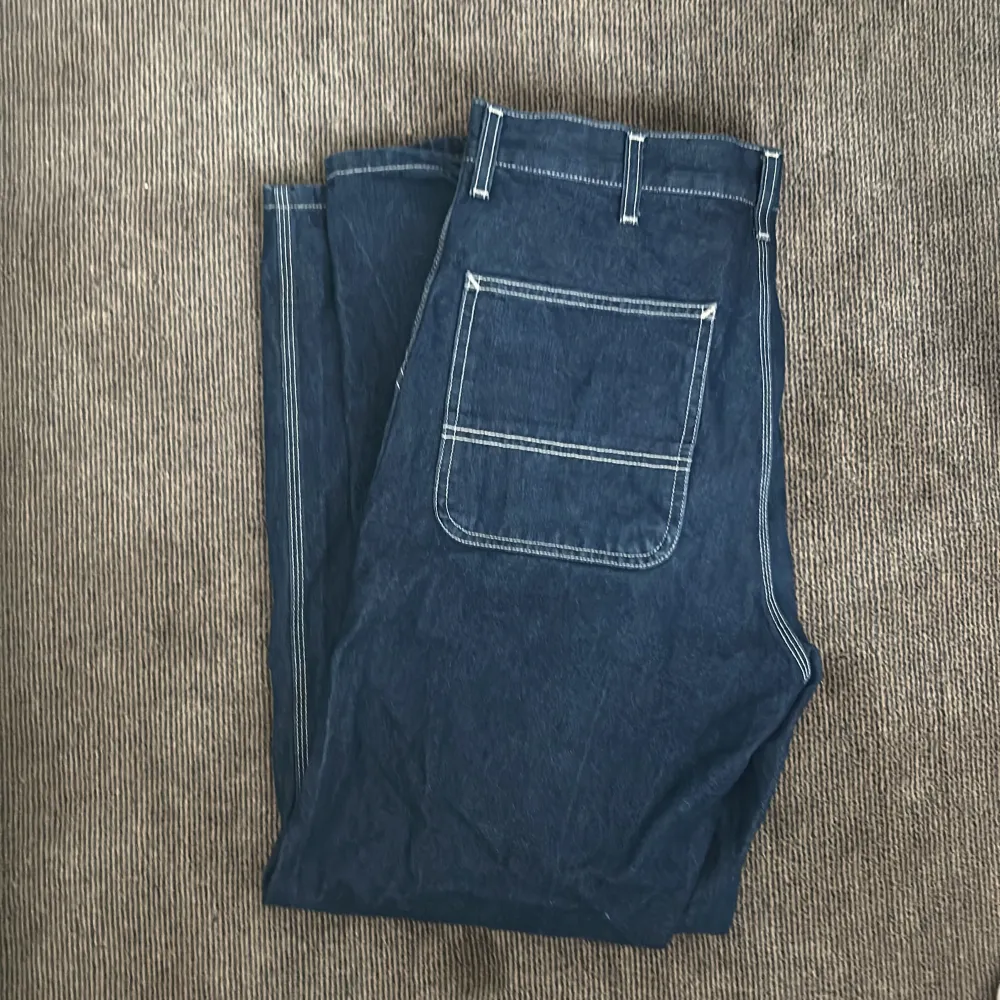 Ett par Mörkblå Carhartt Jeans. Knappast använda men taggen på bakfickan är borta (se bild 4).Storlek:  32x32. Skriv privat om info eller annat.. Jeans & Byxor.