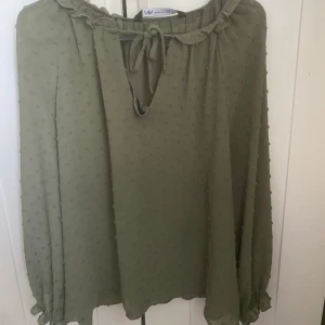 Blus - Säljer nu min nästan oanvända super fina blus från zara💕