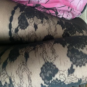 Svarta tights med mönster - Jättefina men kommer inte till användning längre💕 Finns inga hål vad jag kan se, så bra skick är dom😽Pruta om du vill 😊