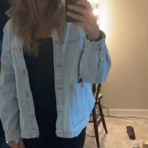 Jeansjacka - Blå jeansjacka, säljer pågrund av att jag har fler liknande , bra skick 