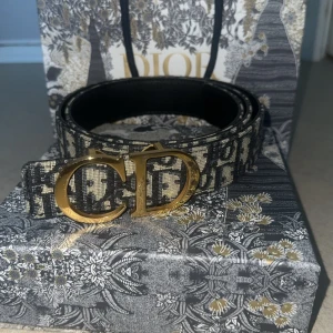 Christian Dior bälte  - Extremt bra kvalité Christian Dior bälte. Materialet är helt magisk. Kommer med kort, kvitto, dustbag, låda och påse. Använd ett par gånger, liten deffekt på märket på framsidan men annars helt perfekt.