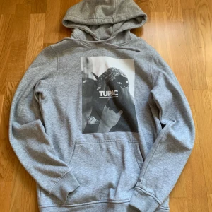 Tupac hoodie - Köpt på junkyard för 400. Passar 175-180 Ge gärna prisförslag
