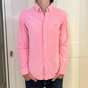 Ralph Lauren Skjorta - Rosa Ralph Lauren skjorta i size S (slim fit). Inga defekter på skjortan. Modellen är 176cm lång. Skriv gärna vid funderingar!