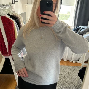 Grå stickad tröja - Grå stickad tröja i så mjukt material🩶
