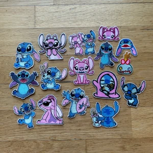 Stitch tygmärken 🩷 - Tygmärken/patches med stitch motiv! 🩵 20 kr/styck ✨  (15 kr styck för de små på bild 4) Vi rekommenderar att sy på patches för bättre hållbarhet! 🌸 