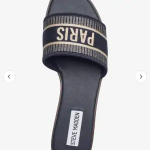 Säljer dessa sandaler DUPE !inte Steve madden) det står inte Steve madden på de men de ser exakt ut som dessa utan märket. Storlek 39 men passar även 38. Dm för mer info och fler bilder