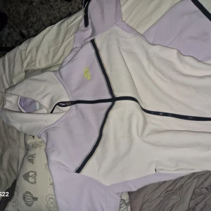 Hej säljer min nike tech  - Sälje min nike tech då den inte kommer till användning och den är helt perfekt och hat inga hål eller sånt fårgen är turkos och vitt