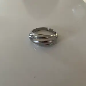 Säljer nu min silver ring från Edblad i storlek M med måtten 17,5 mm. Den är i bra skick. Skriv om ni har några frågor!