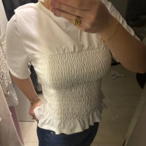 T-shirt  - Säljer nu denna jättefina och trendiga T-shirt😍 Endast använd 1 gång, den är i storlek L men jag som själv är en s/m sitter den också fint på som ni kan se på bilderna🥰 Hör av dig vid fler frågor