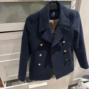 Kavaj/kappa - Super fin kappa som tyvärr inte kommer till användning längre❤️ den är i bra skick utöver det hålet i innertyget men det är lätt att sy ihop om man vill det❣️