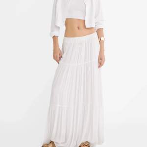 Superfin volang kjol från strandinavius. Säljer då den är något för kort för mig. I nyskick. Skulle mer säga att den är i storlek S/M