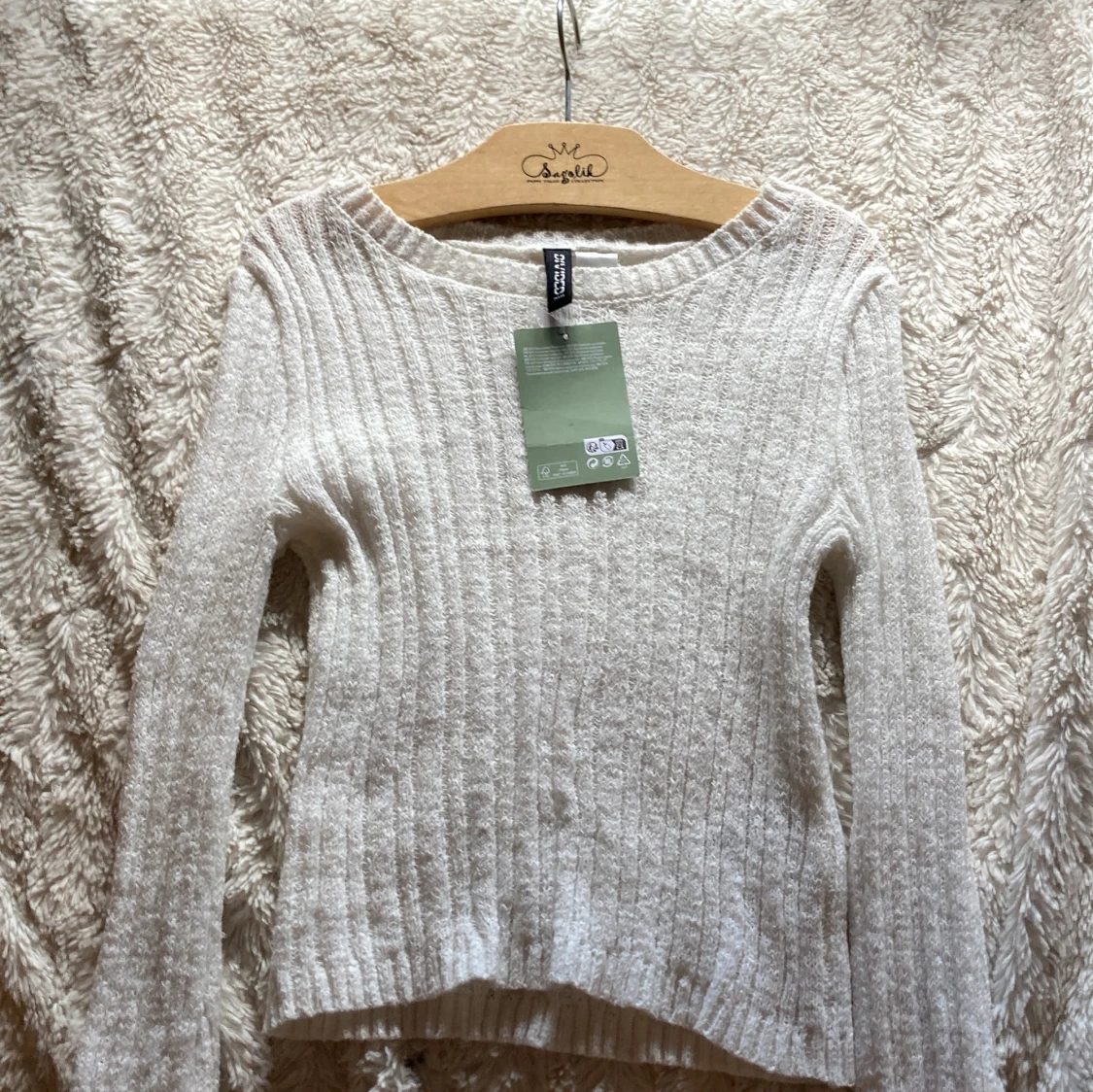 Säljer denna stickade tröjan som inte kommit till användning alls,helt ny. Inte riktigt min stil därför jag säljer! Den är ganska kroppad! Hör av er vid intresse💓 - 90