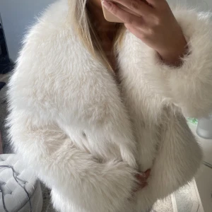 Päls jacka  - Säljer denna jätte fina päls jacka som linkar zara jackan, perfekt till hösten💓