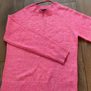 Stickad vero moda tröja - Super fin stickad rosa tröja från vero Moda i storlek XS! Aldrig använt så inga noppar eller sånt och den är i super bra skick💓💓