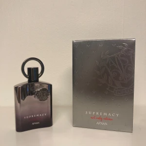 Afnan Supremacy Not Only Intense - Sparsamt använd, borde vara minst 90 ml kvar då jag tror att flaskorna inte fylls till toppen från fabrik (se sista bilden för mängd). Har stått mörkt och i jämn temperatur. Hör av er vid fler frågor!