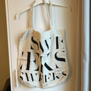 Olika totebags! - Tryck INTE på köp nu, tack😌 Säljer totebags! Totebag bild 1: 40kr Totebag bild 2,3,4,5: 20kr styck