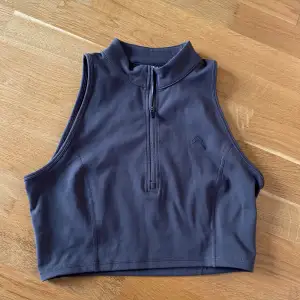 Oner Active crop tank i storlek M. Använt denna 1 gång och den är i toppskick, inget att anmärka på. 78% polyester/22% elastan. 