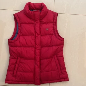 Gant väst - Röd gant väst, helt oanvänd, perfekt till höst/vår. 