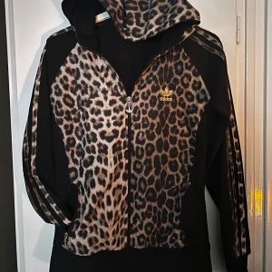 Adidas Luvtröja - Liten i storleken, bra skick. 