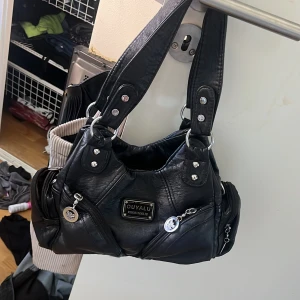 Läder/ skinnjacka  - Säljer denna fina skinn väskan från light in the box, mycket bra kvalite o perfekt storlek!❤️