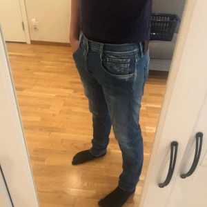 Replay jeans Anbass 34/34 - Replay jeans i bra skick, har dock ett litet hål vid vänster knä som man kan se i bild fem, inget man direkt tänker på. Storlek 34/34