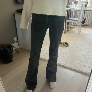 Low bootcut jeans - Hej! Säljer dessa Junkyard jeans som tyvärr är för stora💞Köpta för 600 och passar mig i längd som är 169💞