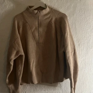 Stickad tröja  - Stickad tröja ifrån Mango, använd ca 5 ggr och det enda som är syns på bild nr 2