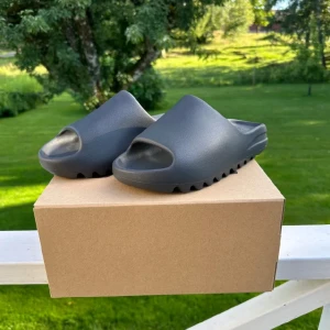 ADIDAS YEEZY SLIDES  - Adidas YEEZY SLIDES  (Finns i 15+ olika färger) 