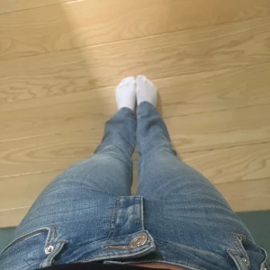 Lågmidjade jeans - Säljer dom här lågmidjade jeansen från Gina tricot! Jag skulle säga att dom är i storlek xs men jag vet inte exakt! Hör av dig för mått, fler bilder eller andra frågor! Hör gärna av dig innan du trycker på köp nu!💕💕