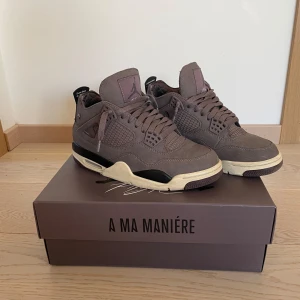 Jordan 4 A Ma Maniére  - Skorna är väl omhändertagna med några få tecken på andvändning. Har tappat bort skydd till lådan och tag som medföljde. Är därför svårare att få den såld och är också en andledning till det låga priset.  Storlek 41