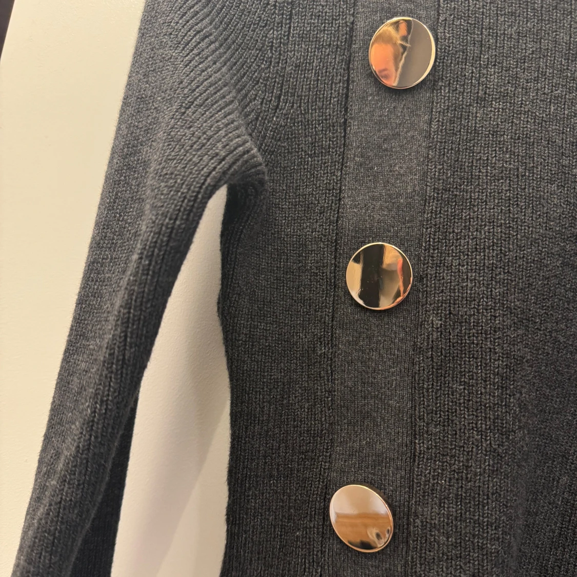 Tröja med guldknappar  - 90