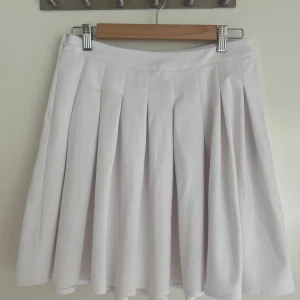 Noisy May tenniskjol - Oanvänd tenniskjol från Noisy May i storlek M. Köpt på Vero Moda. Nypris 300 kr 🌸