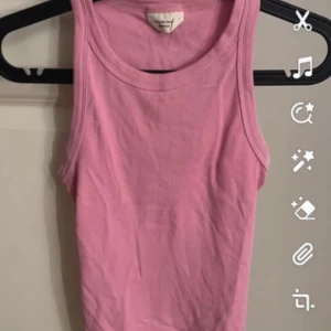 Rosa linnetopp från Gina Tricot - En rosa linnetopp från Gina Tricot. Toppen är ärmlös och har en rund halsringning. inga synliga defekter 