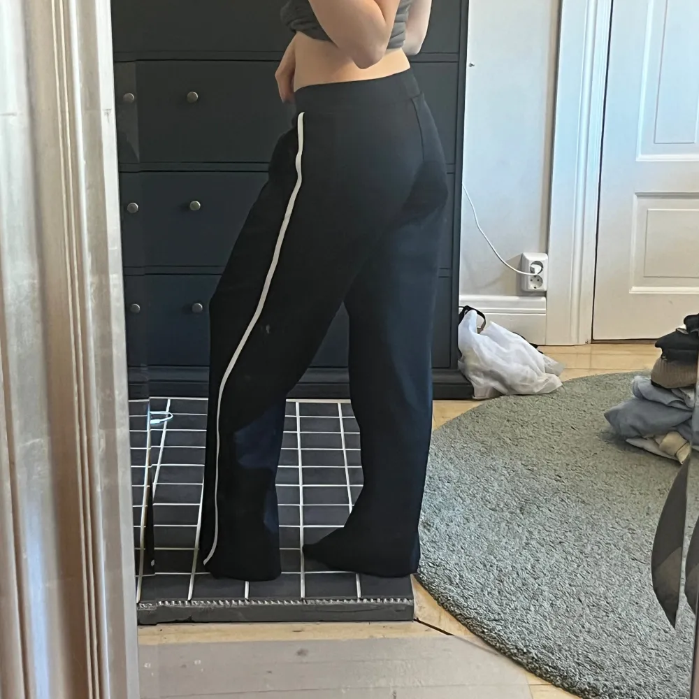 Breda byxor i träningsmatrial med knappar på sidan upp till knät. För långa för mig som är 156 cm. . Jeans & Byxor.