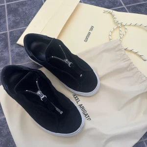 Arigato skor  - Jätte fina svarta Axel arigato skor med zip, använd ett få tal gånger!☺️